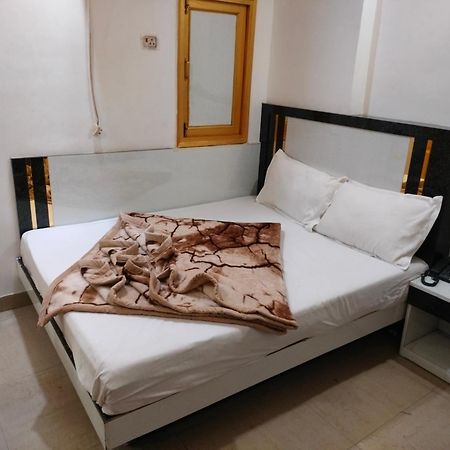 Hotel Geetanjali Inn Ню Делхи Екстериор снимка