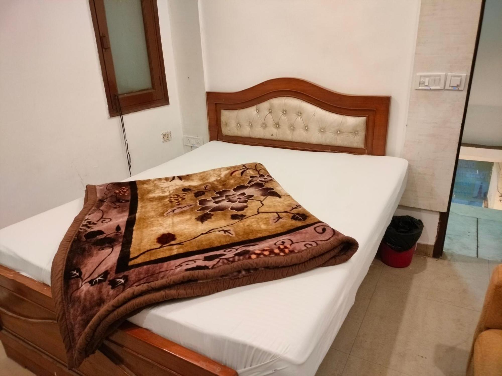 Hotel Geetanjali Inn Ню Делхи Екстериор снимка
