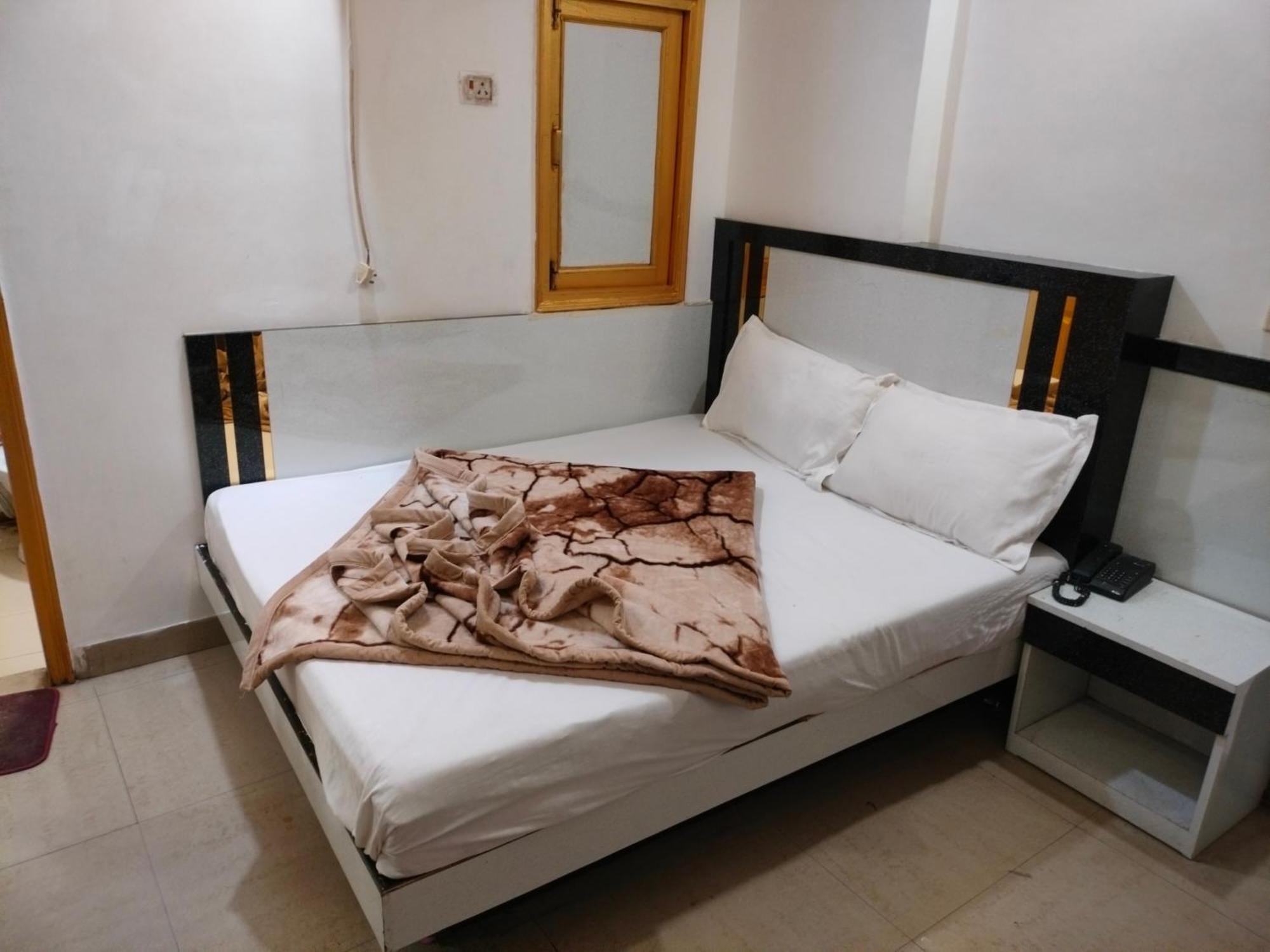 Hotel Geetanjali Inn Ню Делхи Екстериор снимка