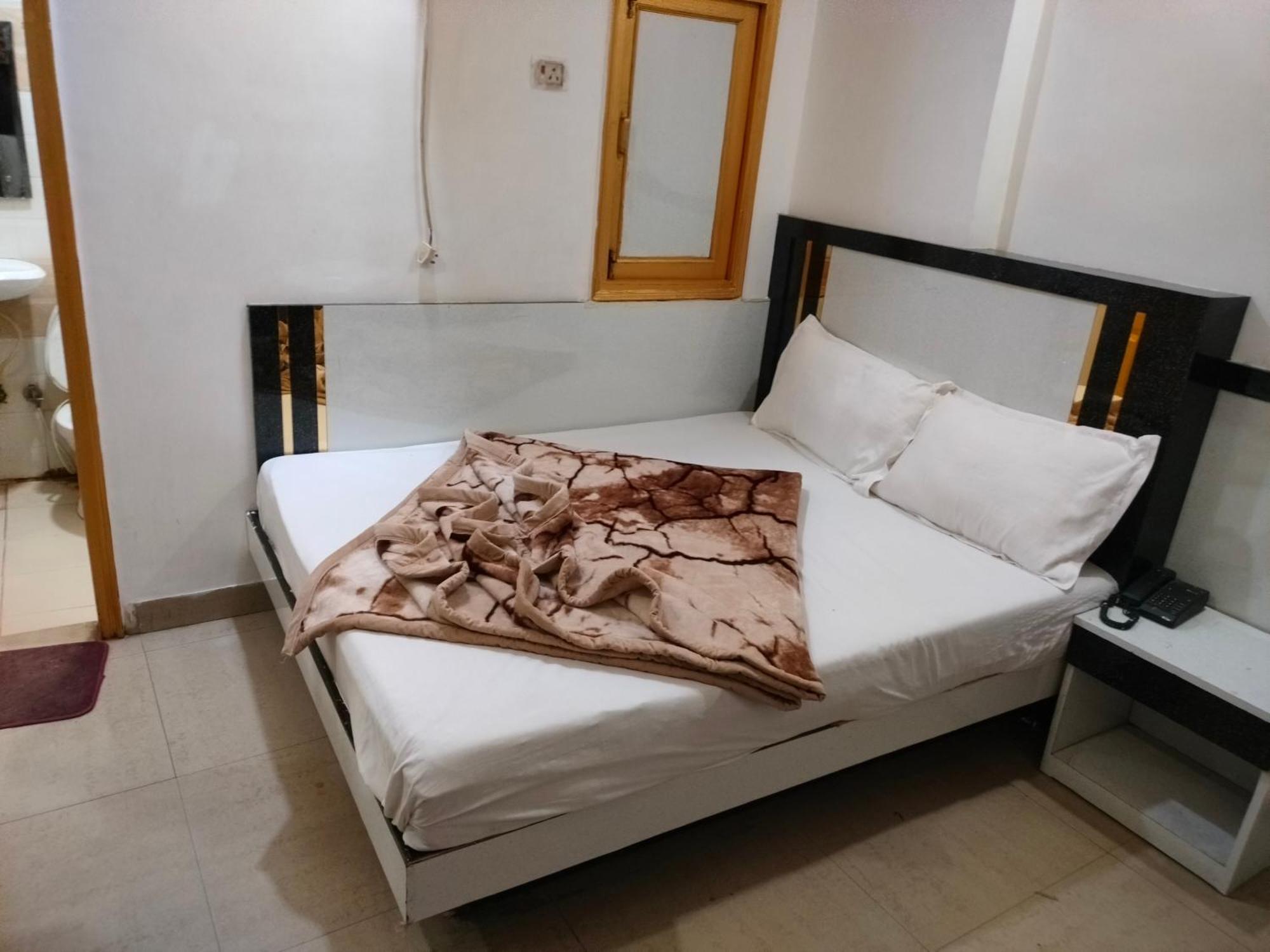 Hotel Geetanjali Inn Ню Делхи Екстериор снимка