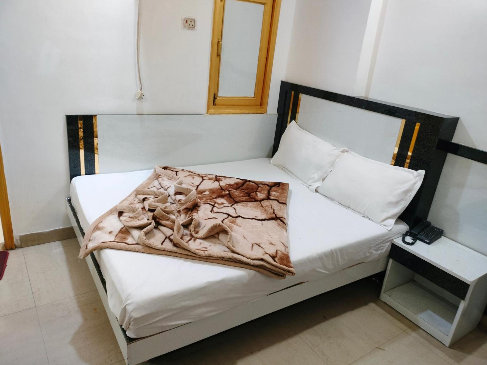Hotel Geetanjali Inn Ню Делхи Екстериор снимка