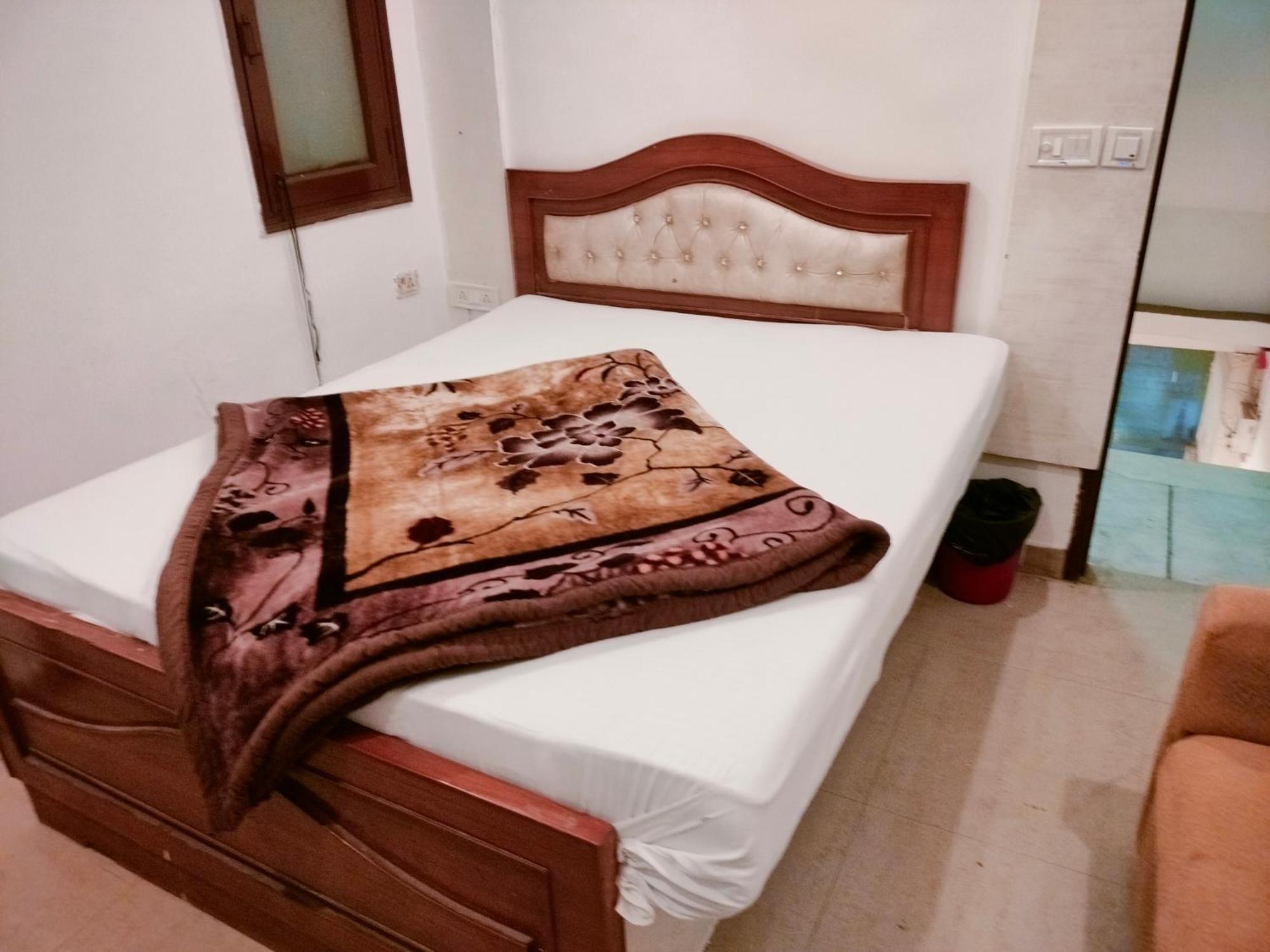 Hotel Geetanjali Inn Ню Делхи Екстериор снимка