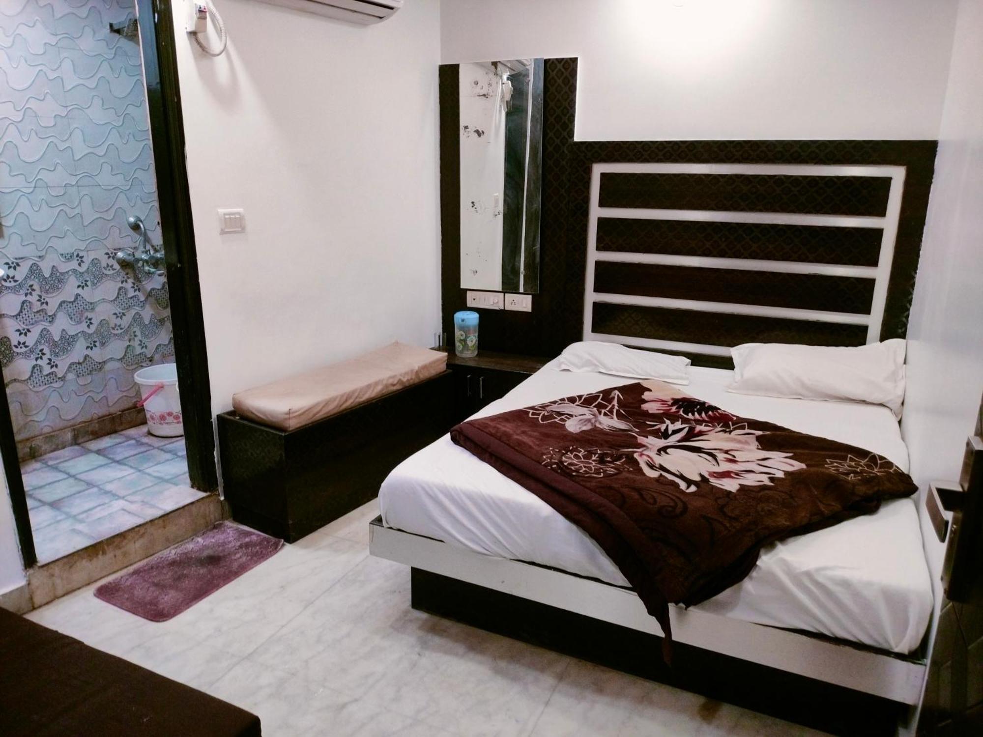 Hotel Geetanjali Inn Ню Делхи Екстериор снимка