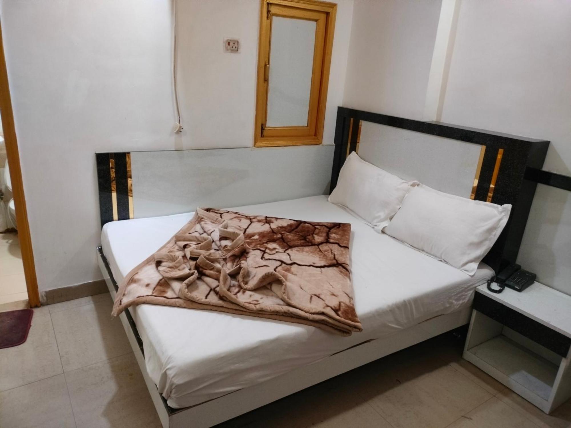 Hotel Geetanjali Inn Ню Делхи Екстериор снимка