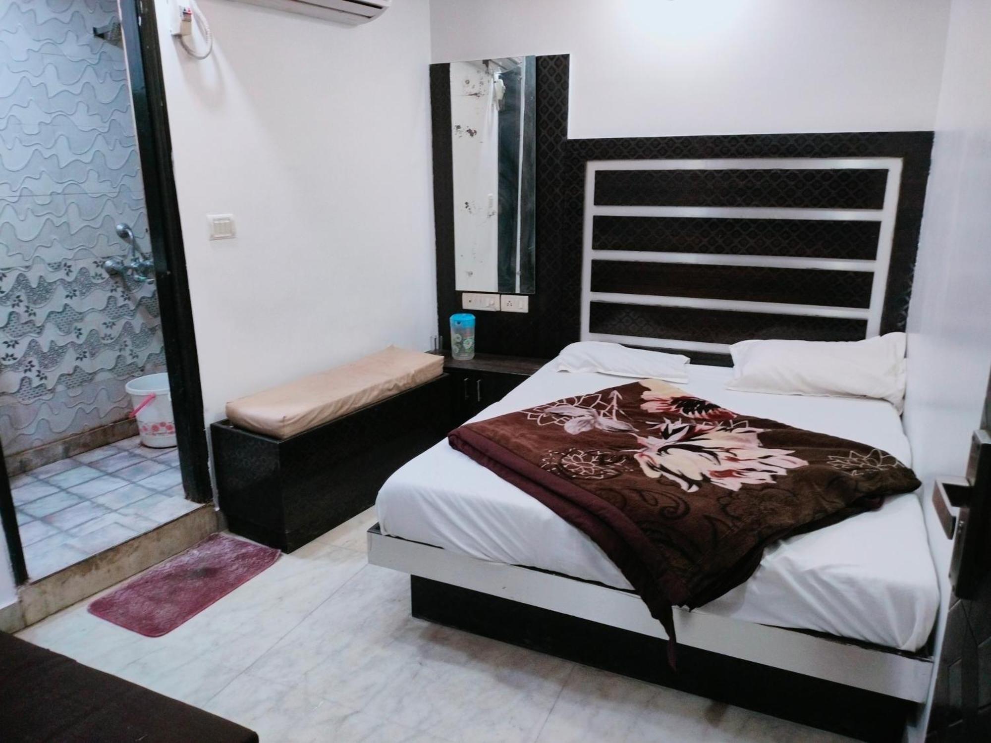 Hotel Geetanjali Inn Ню Делхи Екстериор снимка