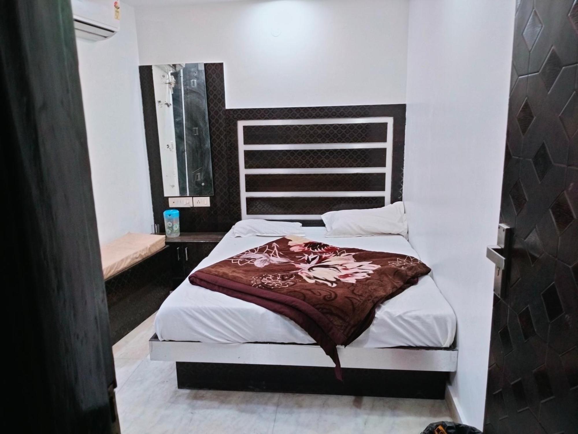 Hotel Geetanjali Inn Ню Делхи Екстериор снимка