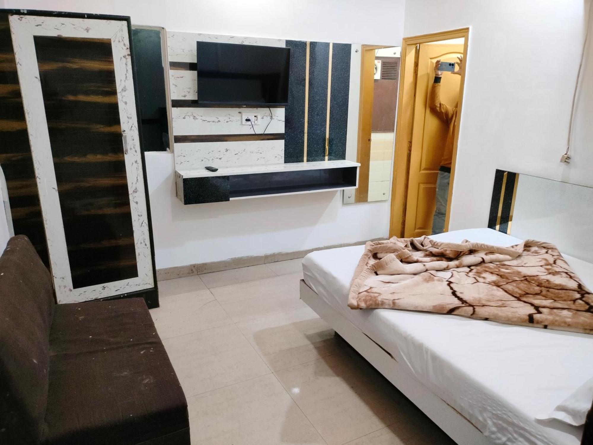 Hotel Geetanjali Inn Ню Делхи Екстериор снимка